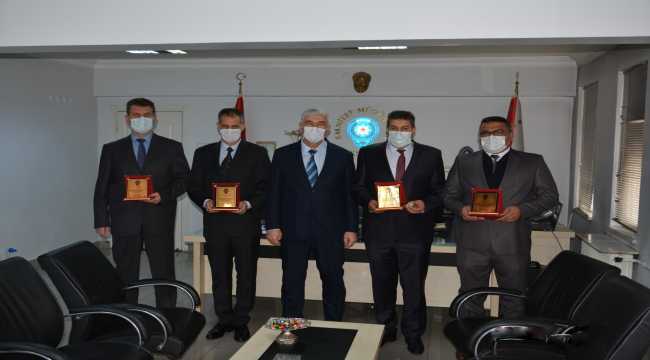 Akşehir İlçe Emniyet Müdürü Akdemir, 8 yıl önce işlenen cinayeti çözen polisleri ödüllendirdi