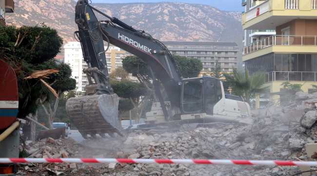 Yıkım sırasında operatör enkaz altında kalıyordu