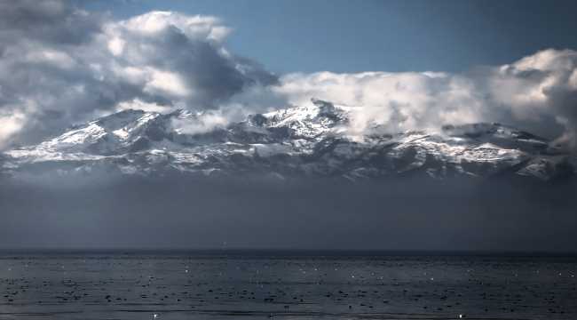 Anamas Dağı'nın yükseklerinde kar, eteklerinde sonbahar havası var