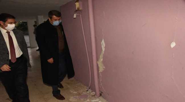 Anamur Belediye Başkanı Kılınç, depremde hafif hasar gören binada incelemede bulundu 