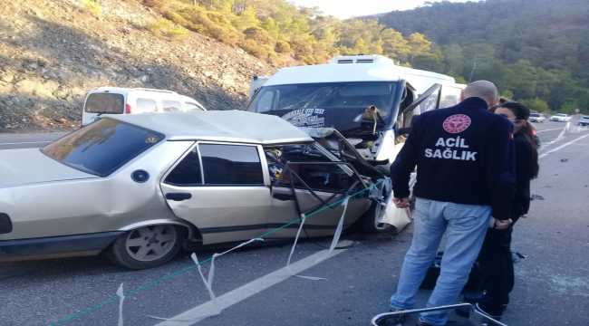 Antalya'da otomobille ticari araç çarpıştı: 2 ölü, 1 yaralı