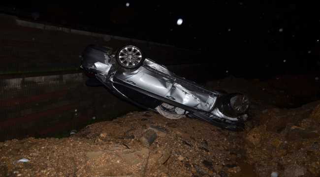 Antalya'da otomobil şarampole yuvarlandı