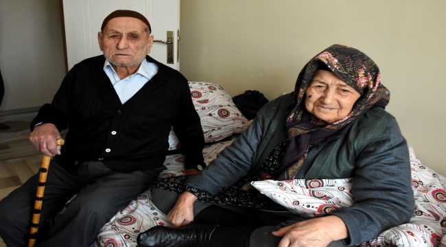 Asırlık çift hastalıktan habersiz Kovid-19'u evlerinde yendi