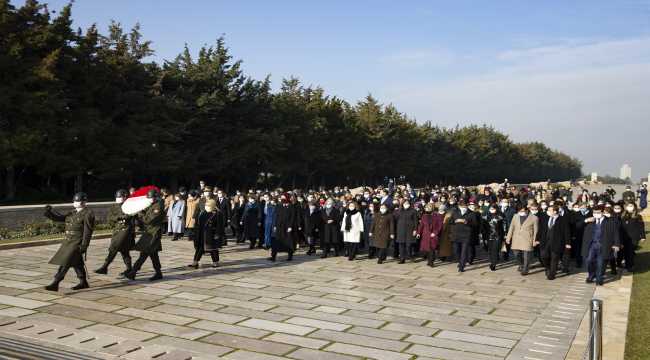 Bakan Selçuk ve beraberindeki heyet Anıtkabir'i ziyaret etti
