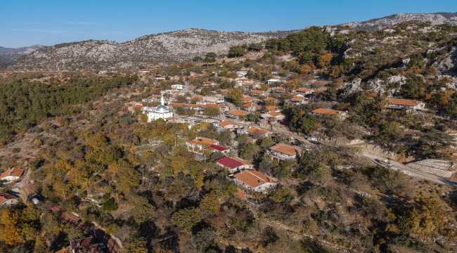 Çiftçi Zeren, Toroslardaki eğimli arazilerini karasabanıyla sürerek geçimini sağlıyor