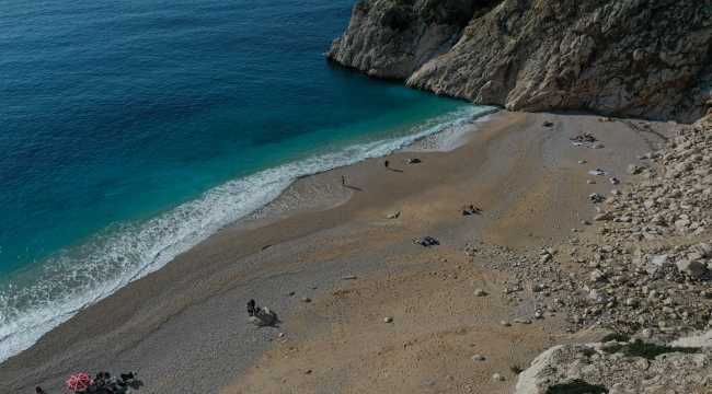 Dünyaca ünlü Kaputaş Plajı'nda deniz, kum ve güneş keyfi