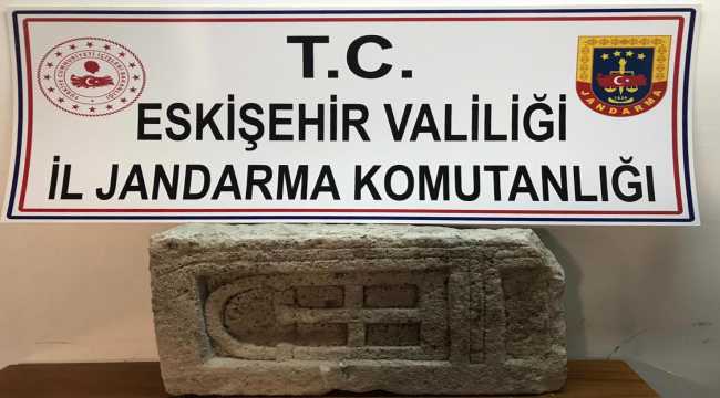 Eskişehir'de tarihi eser operasyonunda mezar steli ele geçirildi