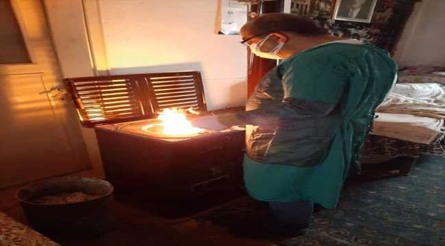 Evde bakım hizmeti verdiği hastanın sobasını da yakıyor 