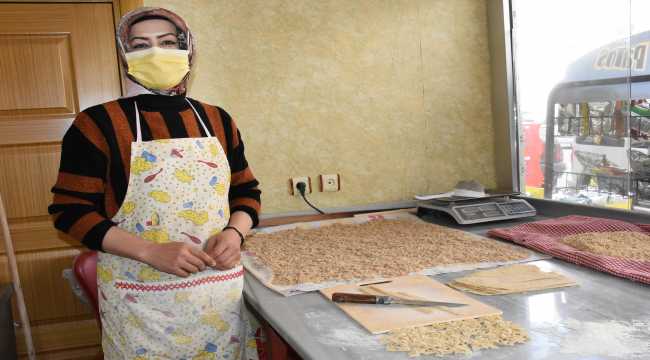 Evde siparişlere yetişemeyince börek ve mantı ile esnaflığa adım attı