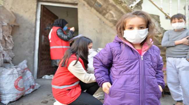 Genç Kızılay Kahramanmaraş'ta ihtiyaç sahibi çocukların yüzünü güldürdü
