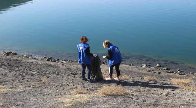 Gençler, Acıgöl'ün çevresini temizledi