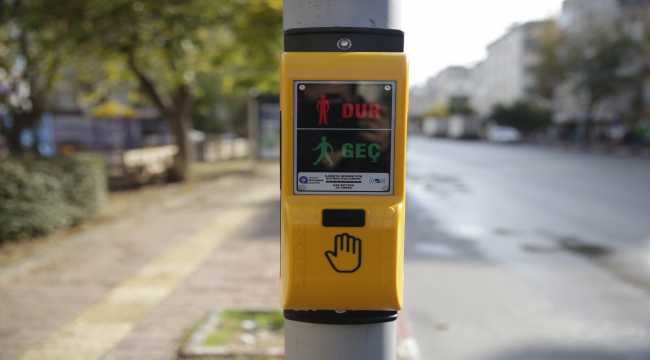 Görme engelliler için trafik ışıklarına sesli uyarı cihazı takıldı