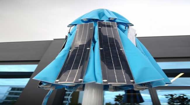 Güneşten elektrik üreten şemsiyeler gelecek yaz plajlarda olacak