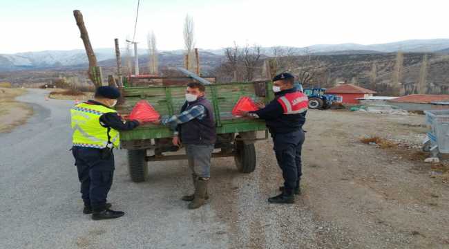 Traktör sürücülerine reflektör hediye edildi