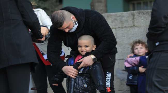 Hatay'da ihtiyaç sahibi çocuklara ayakkabı ve kıyafet yardımı