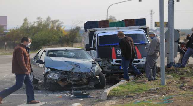 Hatay'da kamyonetle otomobil çarpıştı