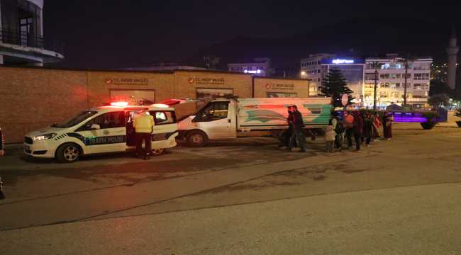 Hatay'da polis denetimine takılan ehliyetsiz sürücü ve yanındaki 5 kişiye ceza