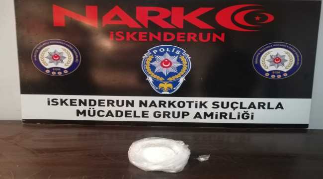 Hatay'da sentetik uyuşturucu bulunan otomobildeki 2 zanlı tutuklandı
