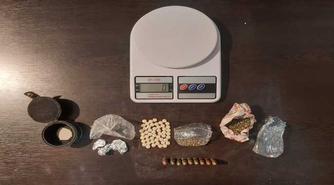 Hatay'da uyuşturucuyu kol düğmesi kutusuna gizleyen şüpheli yakalandı 