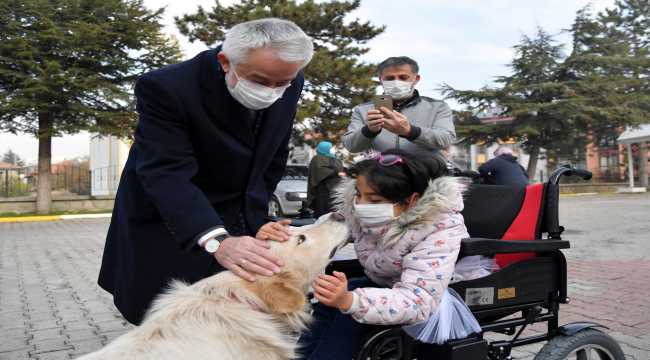 Isparta'da 100 engelli vatandaşa akülü sandalye hediye edildi