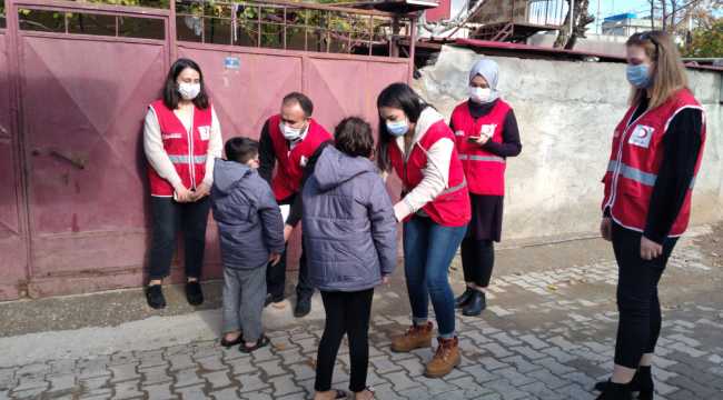 Kahramanmaraş'ta ihtiyaç sahibi çocuklara giyecek yardımı 