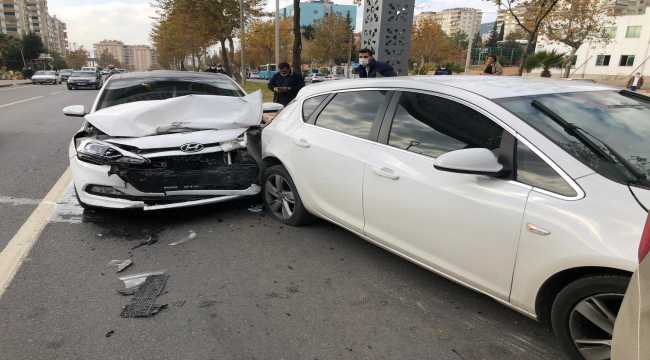 Kahramanmaraş'ta kırmızı ışıkta zincirleme trafik kazası