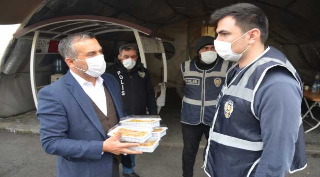 Kahramanmaraş'ta polislere tatlı ve çay ikramı