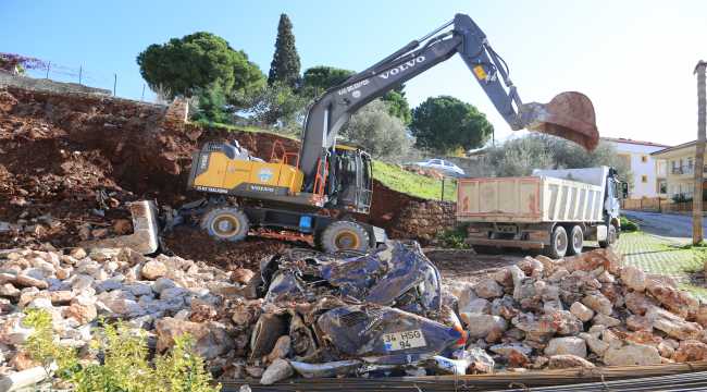Kaş'ta göçük altında kalan otomobil çıkarıldı