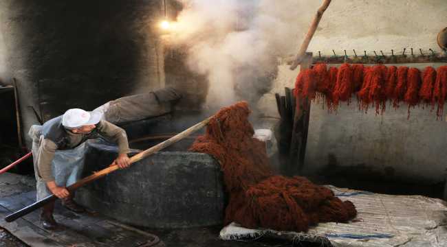 Kaynayan kazandaki iplere 55 yıldır kök boyayla renk veriyor
