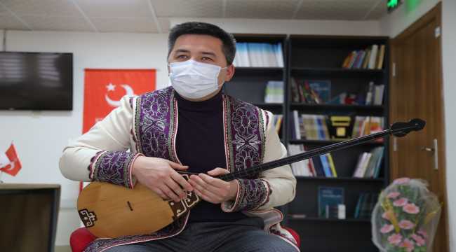 Kazakistanlı misafir öğrenci dombrasıyla Türk dizilerine renk katıyor