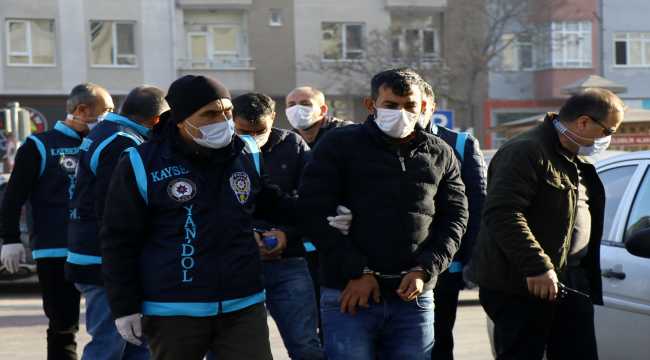 Kendilerini polis olarak tanıttıkları kadını 2 milyon lira dolandıran 3 kişi tutuklandı