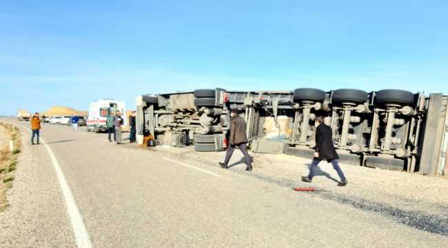 Kırıkkale'de devrilen tırın altında sıkışan sürücü iş makinesiyle kurtarıldı 