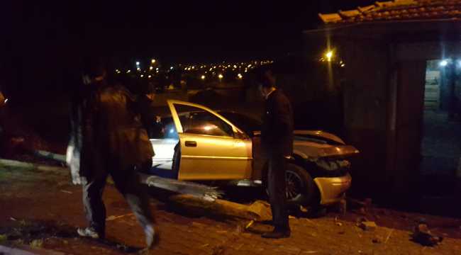 Kırıkkale'de polisten kaçan uyuşturucu şüphelilerinin bulunduğu otomobil eve çarptı