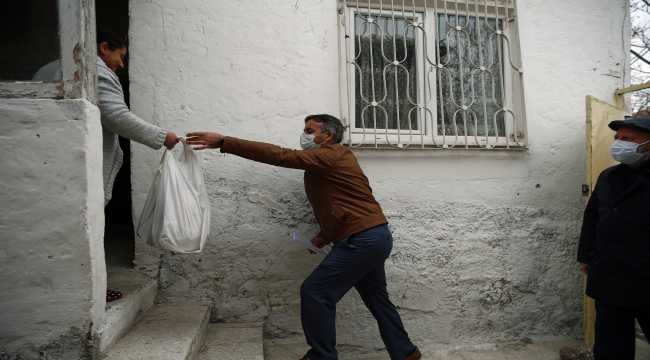 Kocasinan Belediyesi'nden Kovid-19'a karşı meyve dağıtımı