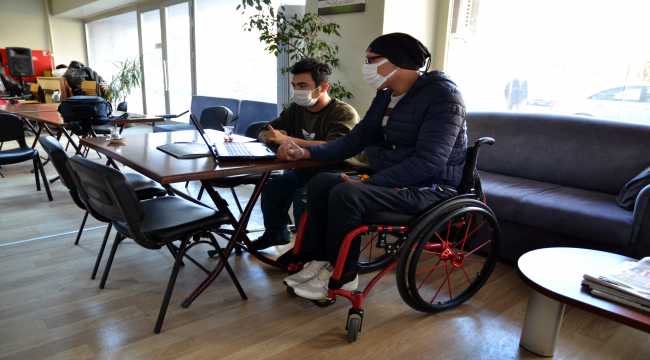 Konya'da engelliler AA'nın 'Yılın Fotoğrafları' oylamasına katıldı