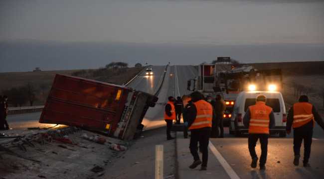 Konya'da tır bariyerlere çarptı: 2 kişi öldü