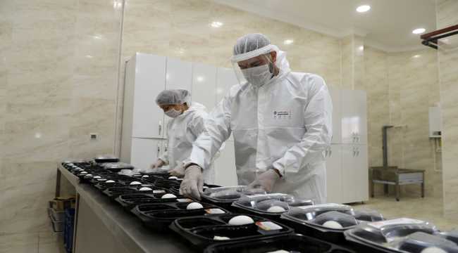 Kovid-19'u atlatan Burdur Belediye Başkanı yemek dağıtım hizmeti başlattı