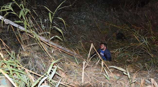 Otomobiliyle dereye yuvarlanan sürücü kurtarıldı