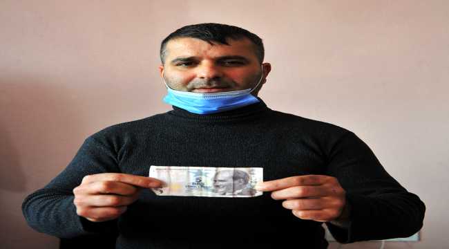 Markette hırsızlık yaparken gelen müşteriye ekmek sattı