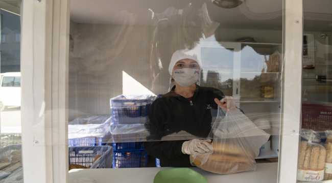 Belediyece yapılan ekmekler vatandaşlara ulaştırılıyor