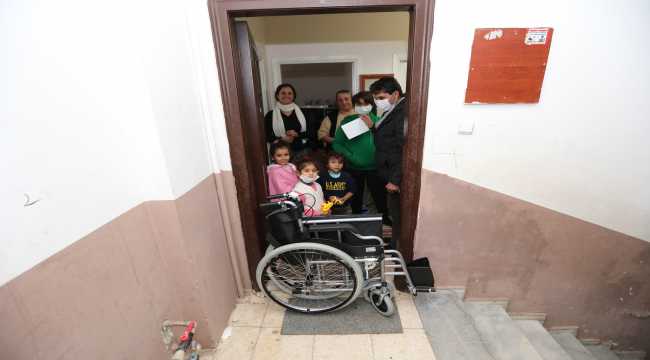 Mersin'de engelli vatandaşlara tekerlekli sandalye yardımı