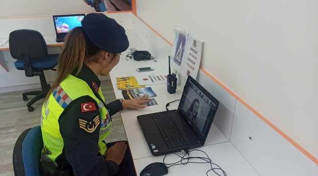 Mersin'de jandarma, öğrencilere internet üzerinden trafik eğitimi verdi