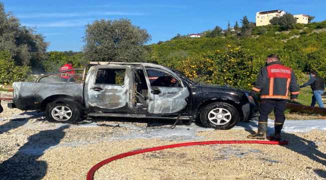 Mersin'de park halindeki pikap yandı