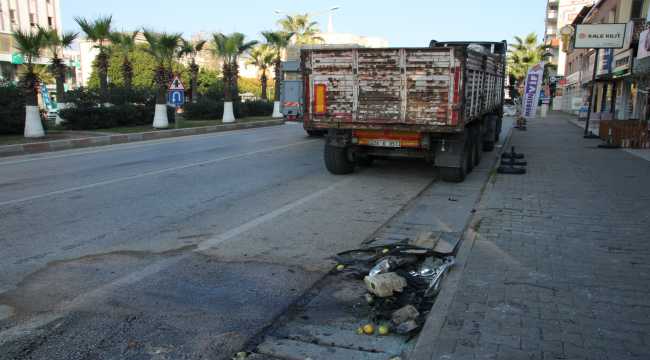 Mersin'de park halindeki tıra çarpan kamyonetin sürücüsü yaralandı