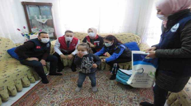 Mersin'de polisten yabancı uyruklu engelli çocuklara oyuncak hediyesi