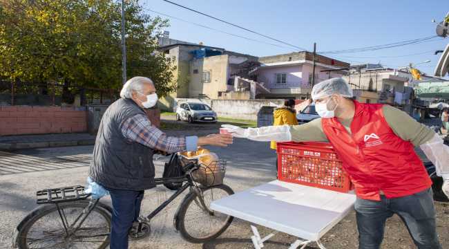 Mersin'de Roman vatandaşlara çorba ve ekmek ikramı 