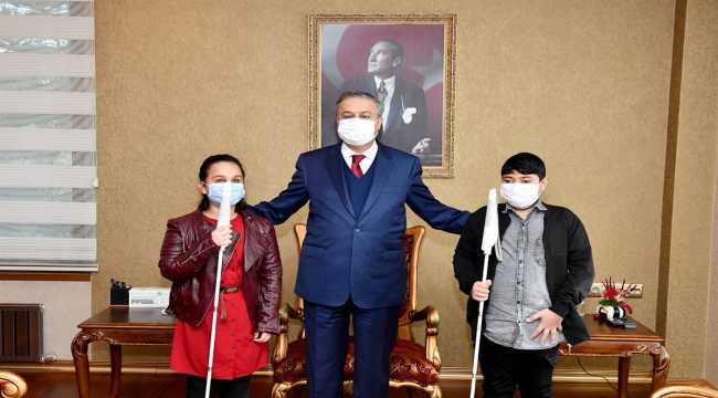 Mersin Valisi Su'dan görme engelli 2 gence 