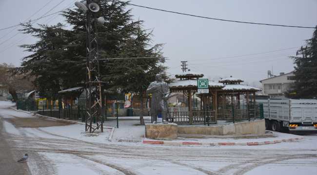 Mihalıççık ilçesinde mevsimin ilk kar yağışı yaşandı
