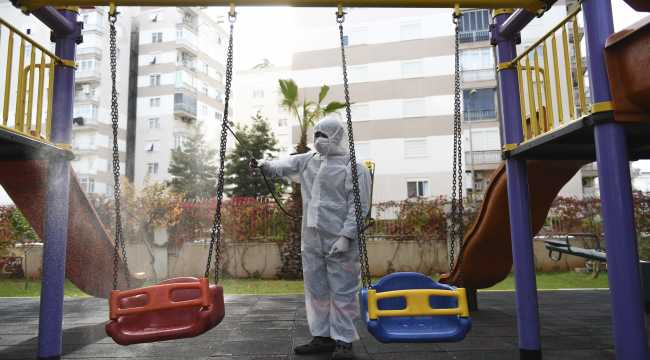 Muratpaşa Belediyesi Kovid-19 görülen binaları dezenfekte ediyor