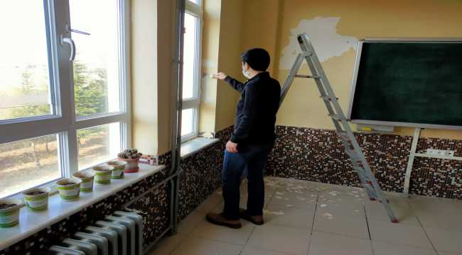 Öğretmenler ve personel omuz omuza verip okul boyadı